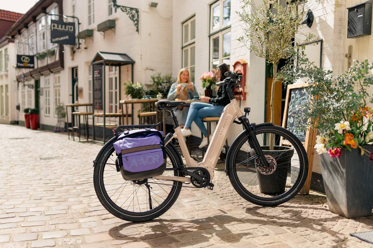 Modernes weißes E-Bike vor Cafe