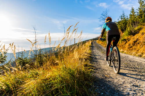 Rennradfahrerin in Natur