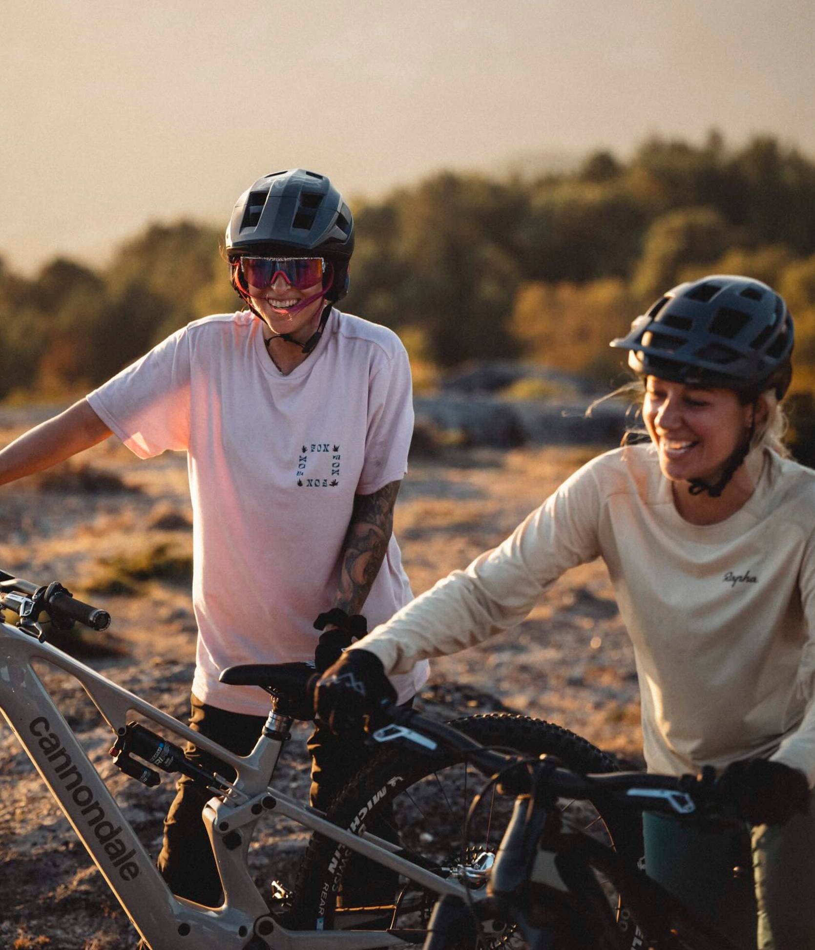 Cannondale Bikes zwei Mountainbiker lachend und stehend mit Bike