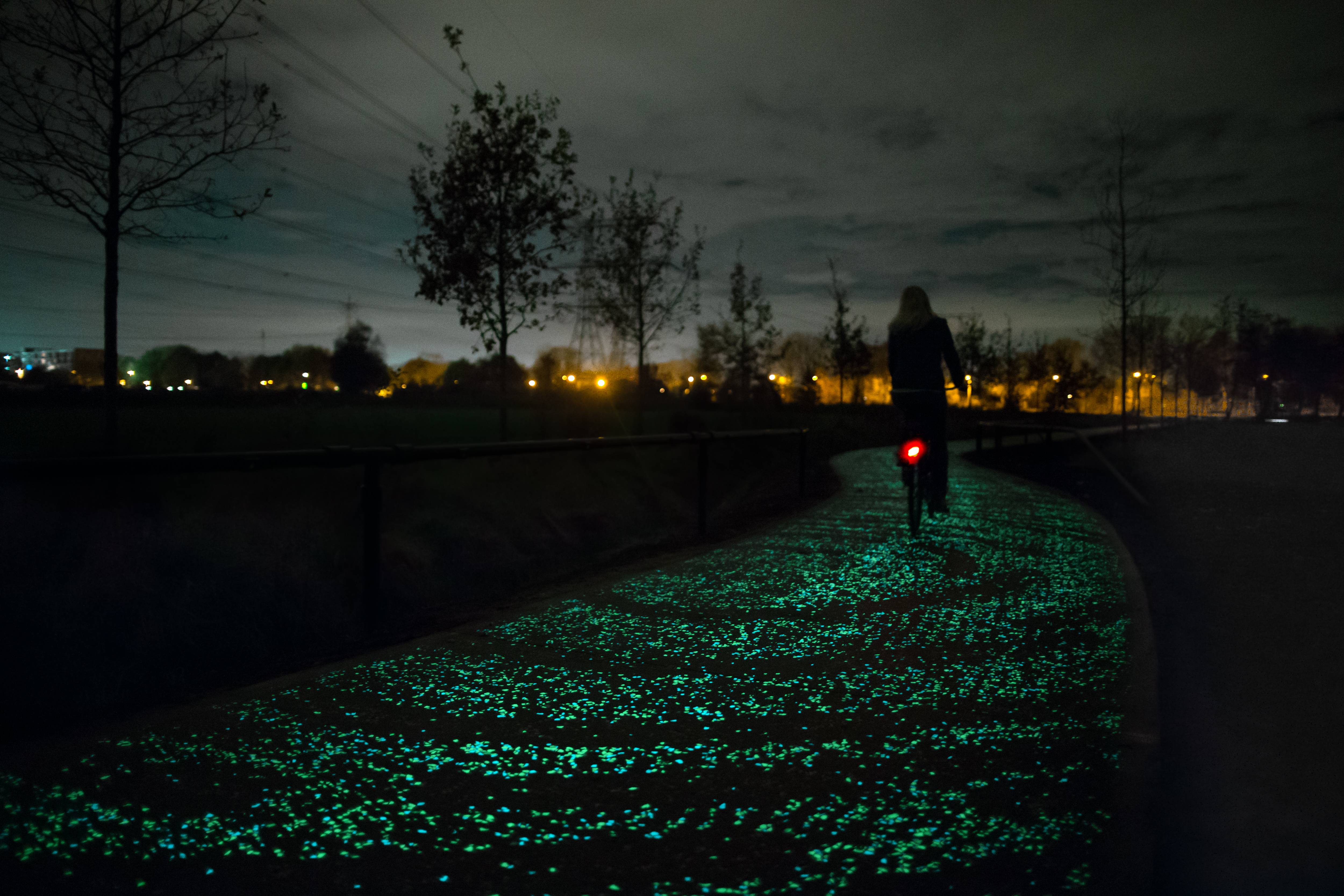 Fahrradinfrastruktur Stadt beleuchteter Radweg als Kunstprojekt