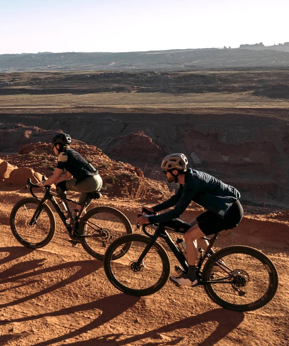 Zwei Radfahrer auf Gravel Bikes auf Sandpiste