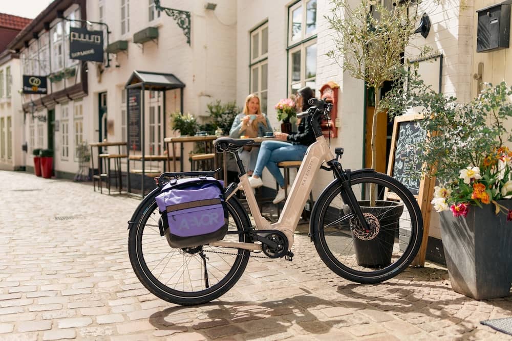 Weißes E-Bike vor Café