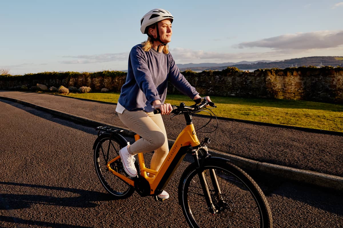 Lease a Bike Fahrradleasing Frau auf E-Bike in Natur