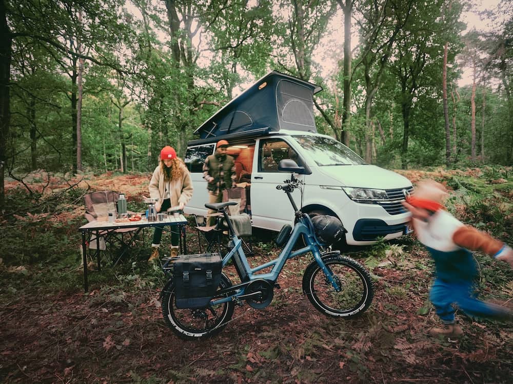 Familie mit Camper im Wald