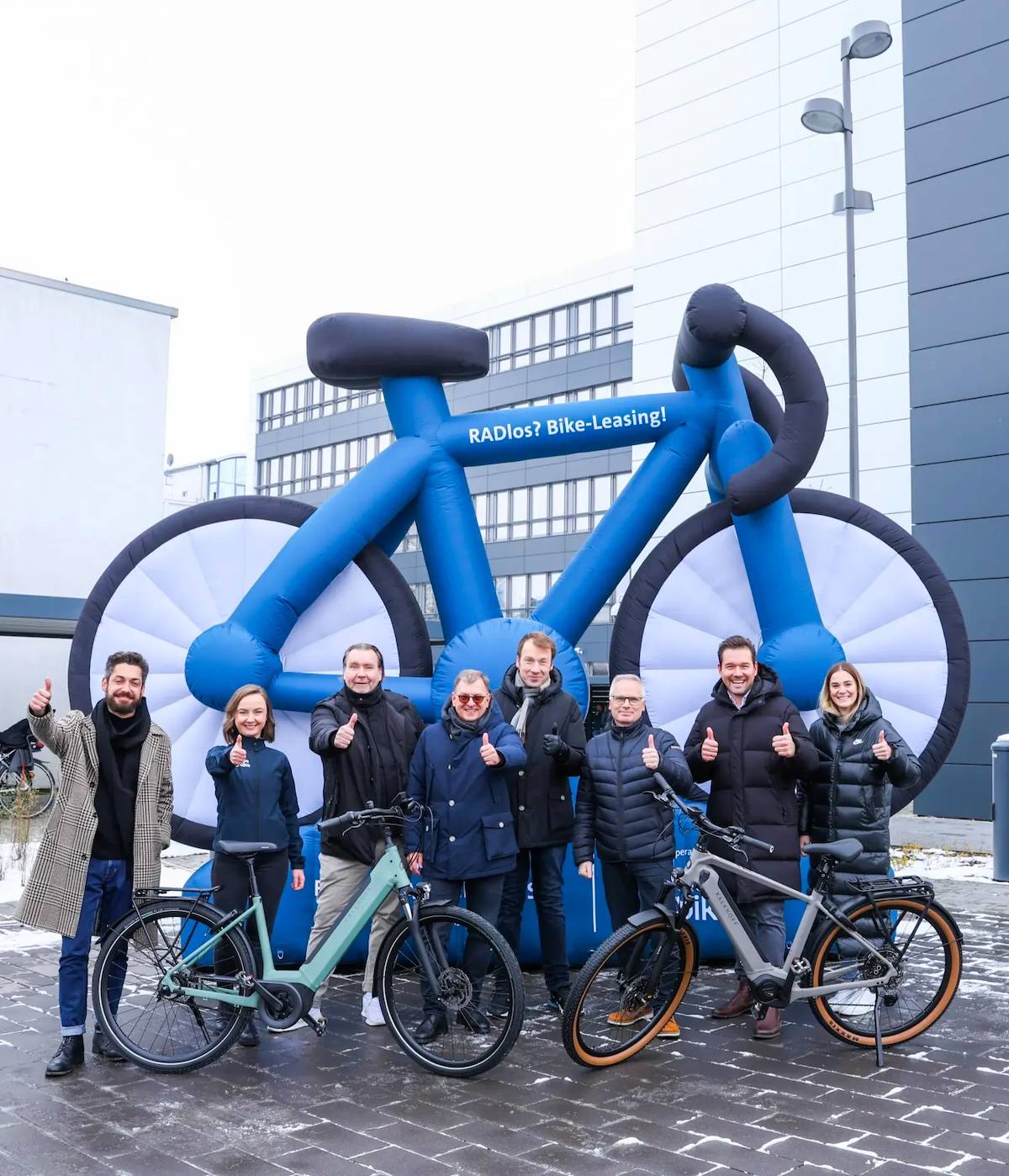 VWFS and Lease A Bike employees give thumbs up