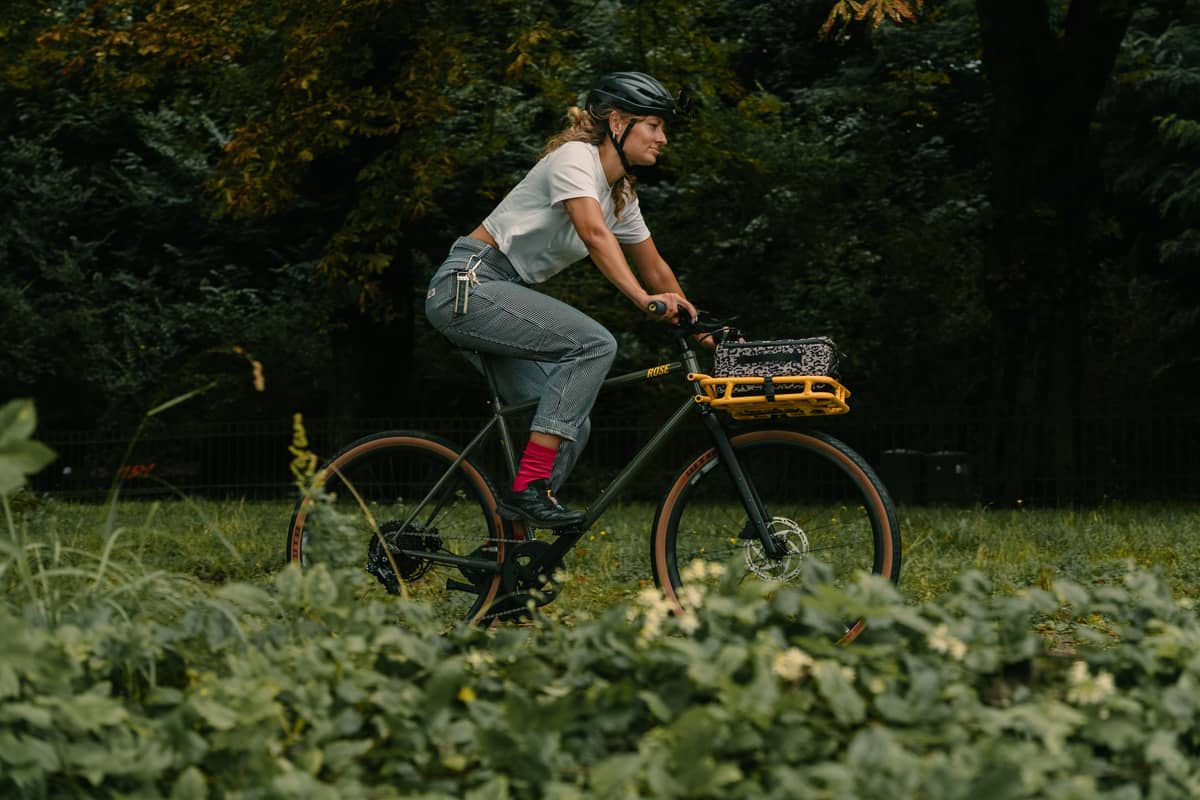 ROSE Bikes Woman on bike in park