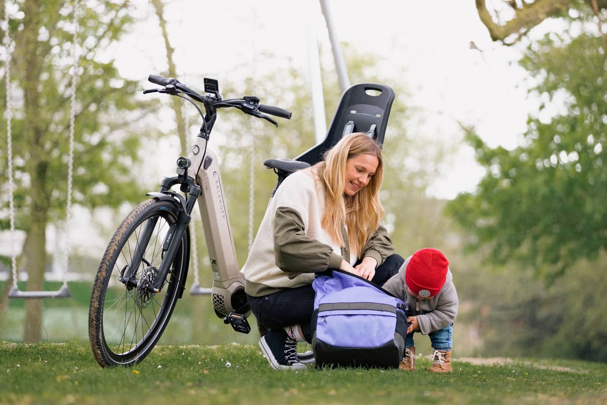 Kalkhoff Fahrrad geparkt hinter Frau mit Kind