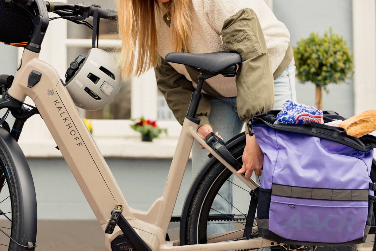 Frau schließt Kalkhoff Fahrrad ab