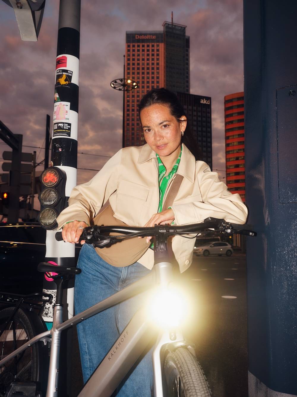 Junge Frau mit E-Bike in der Stadt