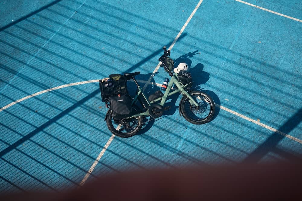 E-Klapprad liegt auf Sportplatz