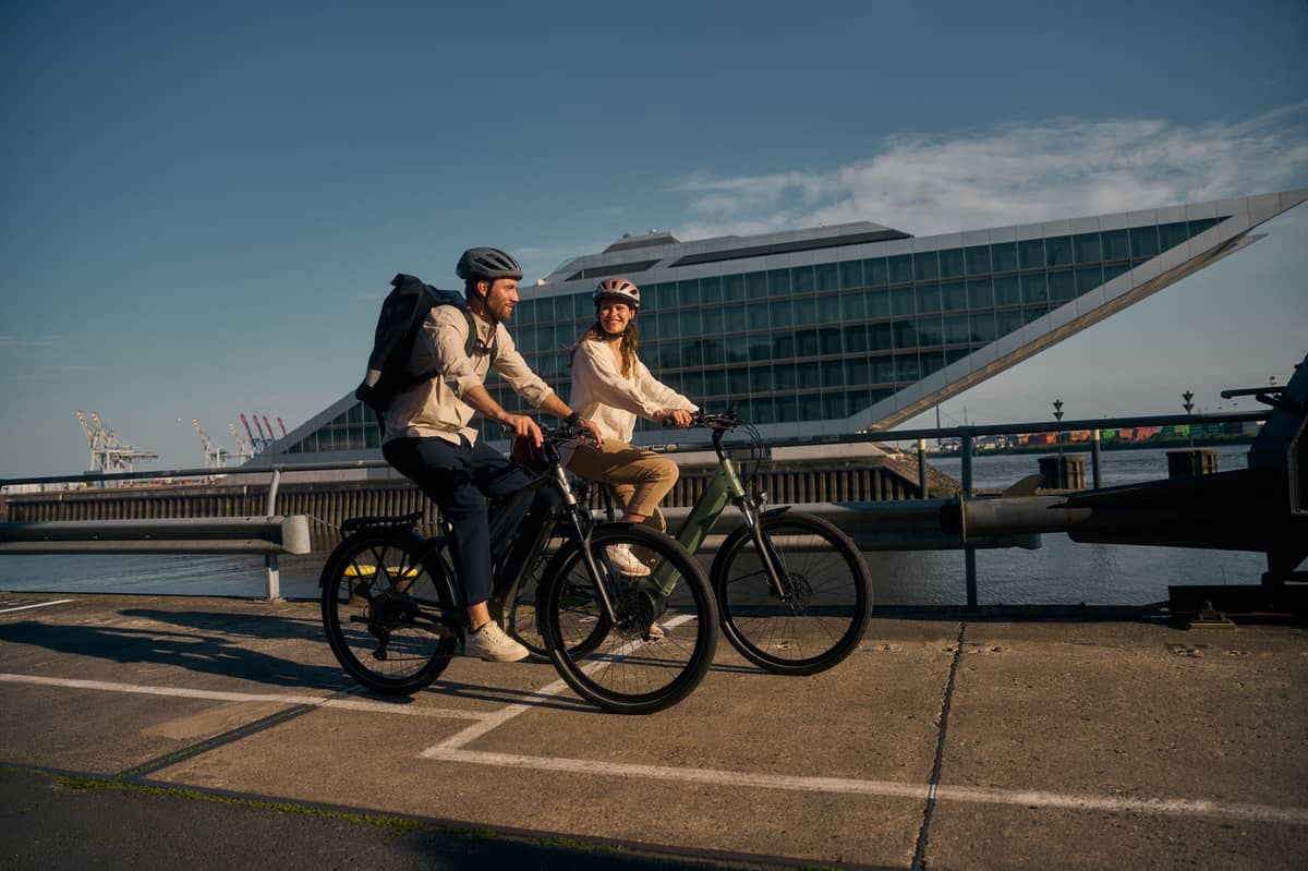 Kalkhoff Bikes zwei Radfahrer fahren auf Promenade