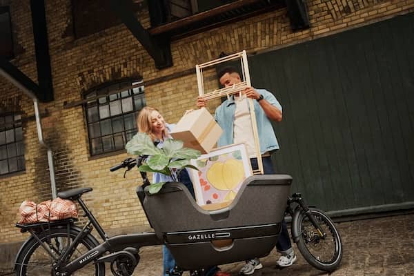 Couple unloads the cargo bike